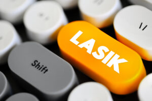 Clavier avec de gros bouton, sur l'un des boutons il est écrit LASIK
