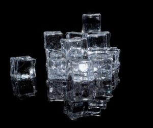 Glaçons représentant le froid des compresses pour les yeux
