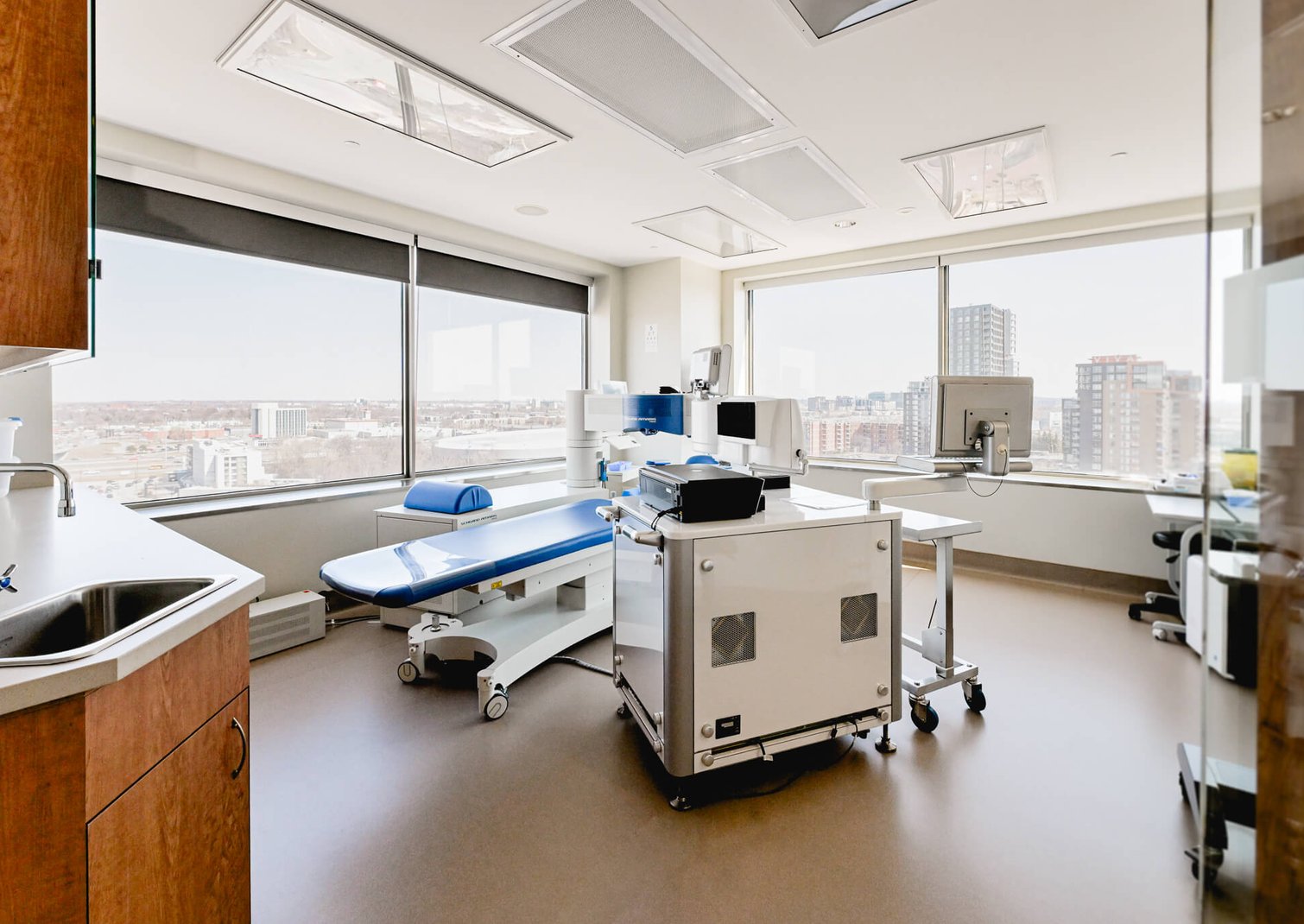La correction par chirurgie cornéenne au laser.