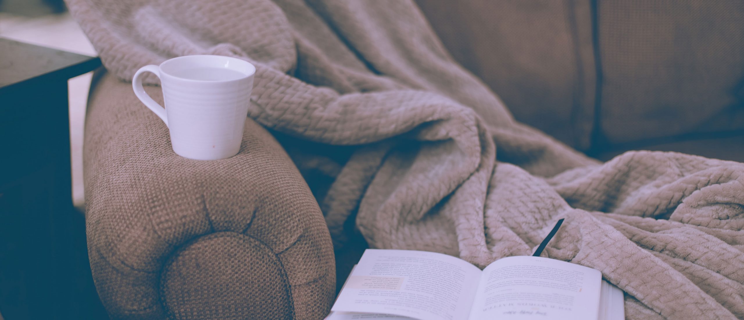 Tasse de thé et livre ouvert pour relaxer après l'opération PRK
