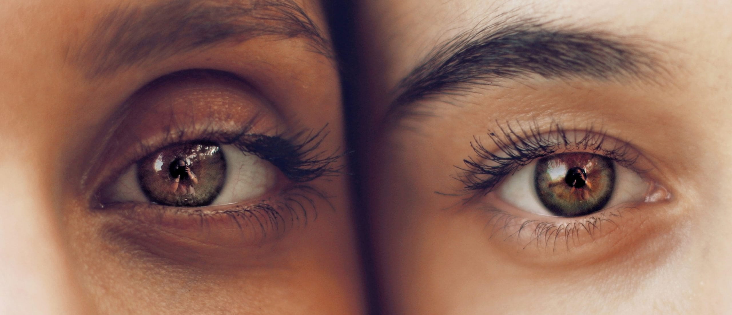 Deux yeux bruns vus de près