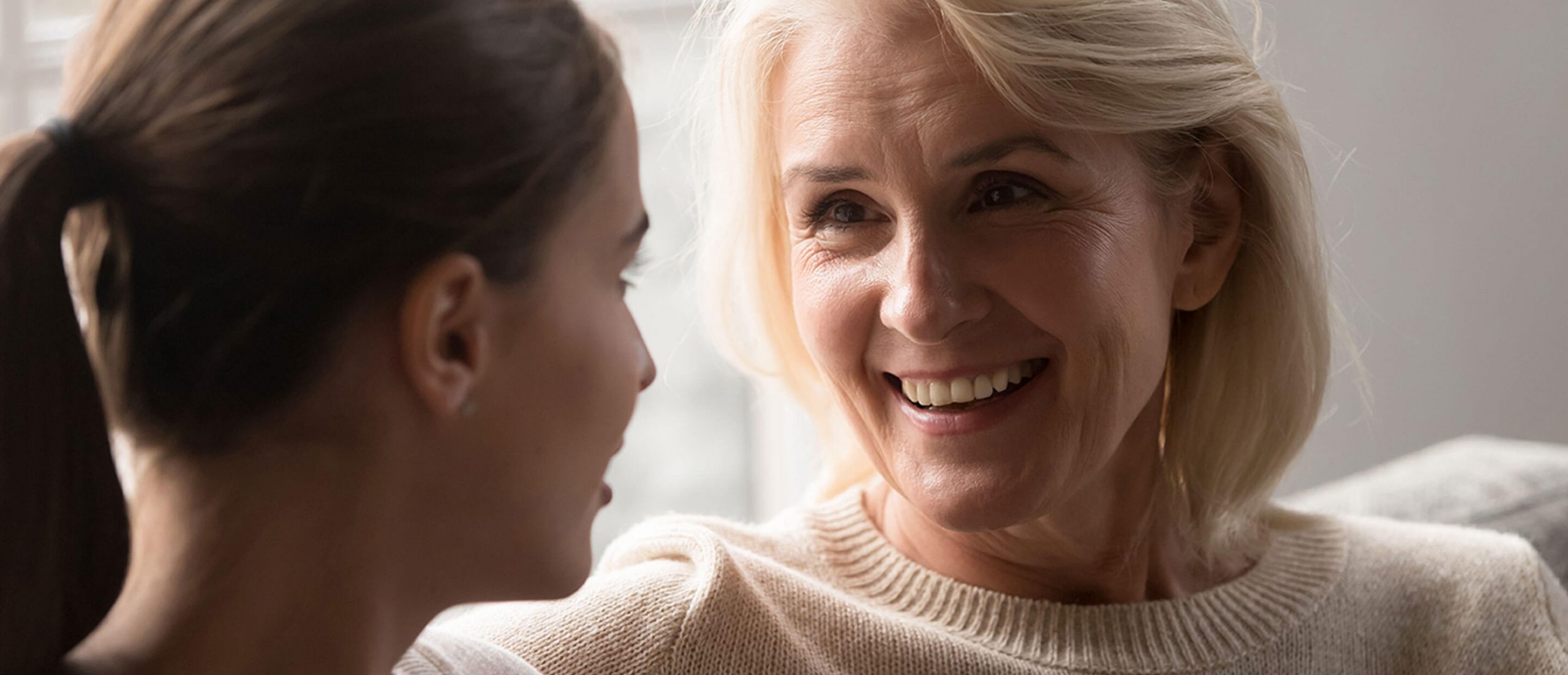 Patiente dans la cinquantaine qui sourit face à sa fille