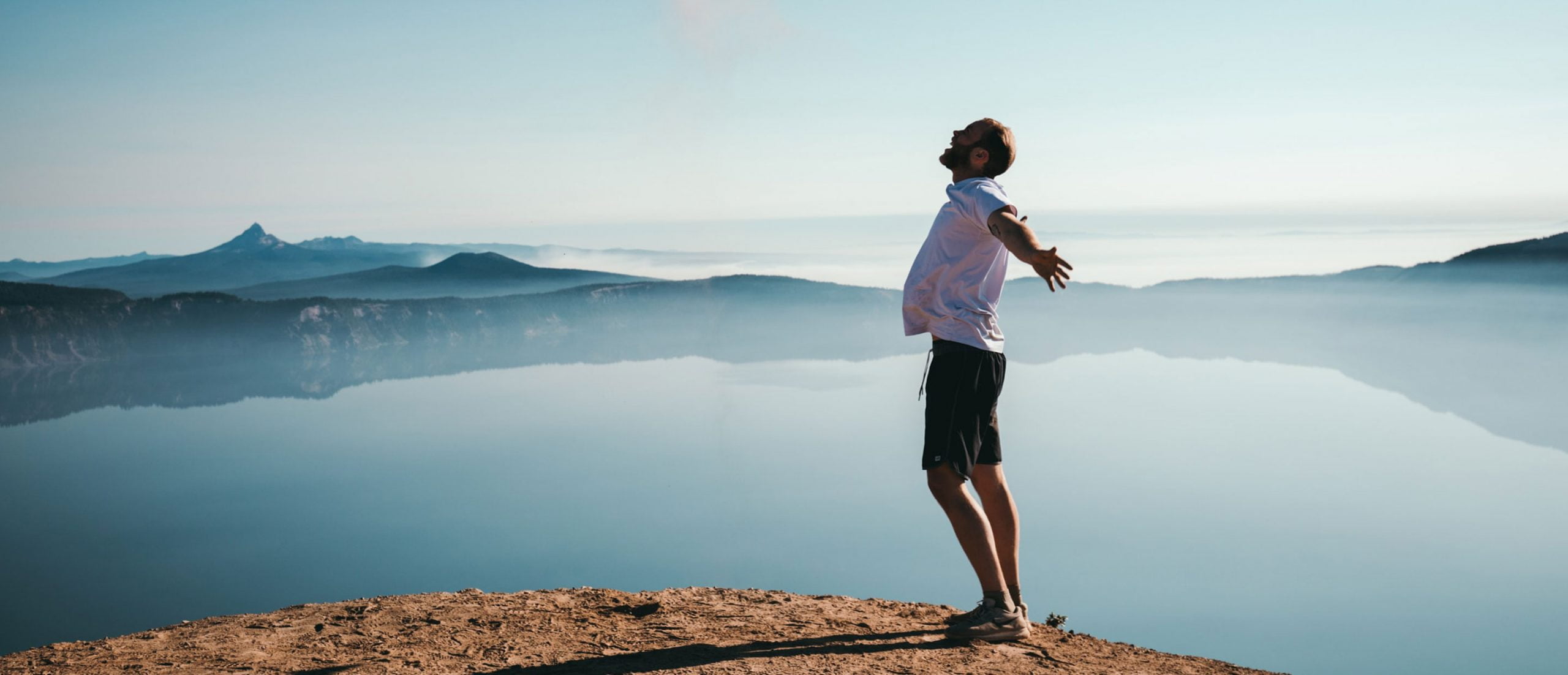 Homme en voyage devant un point d'eau