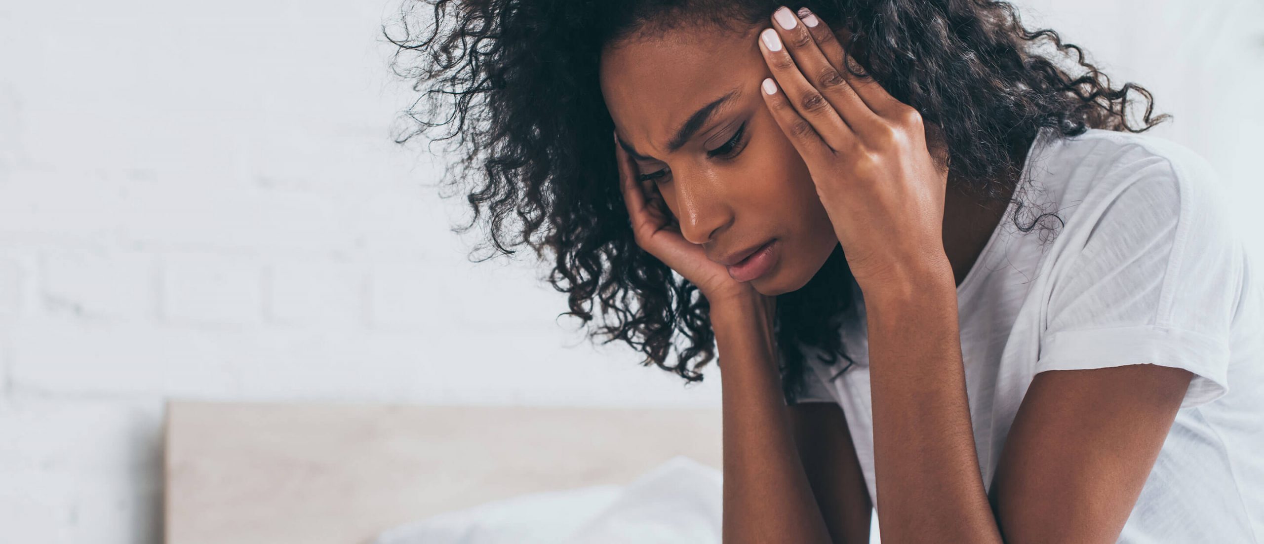 Jeune femme éprouvant une migraine
