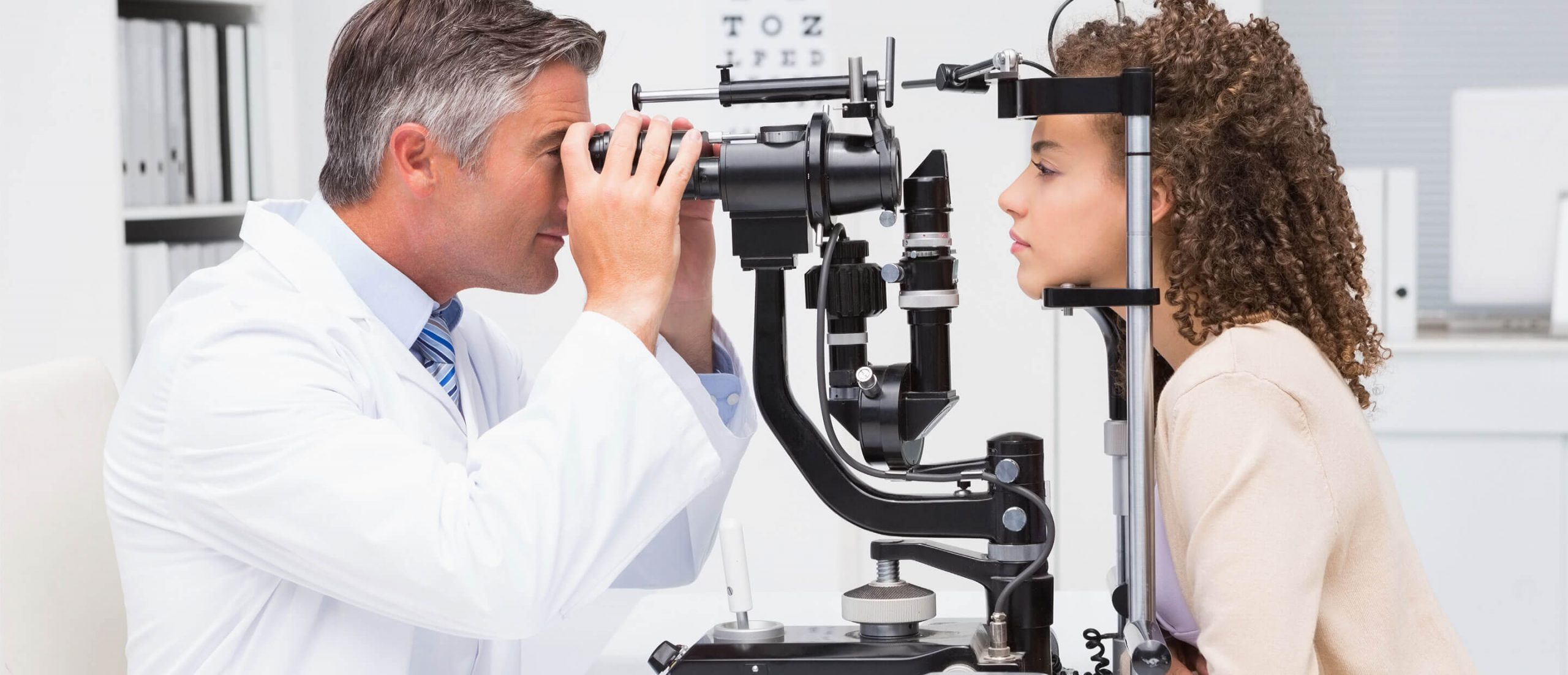 Optométriste qui effectue un examen oculaire