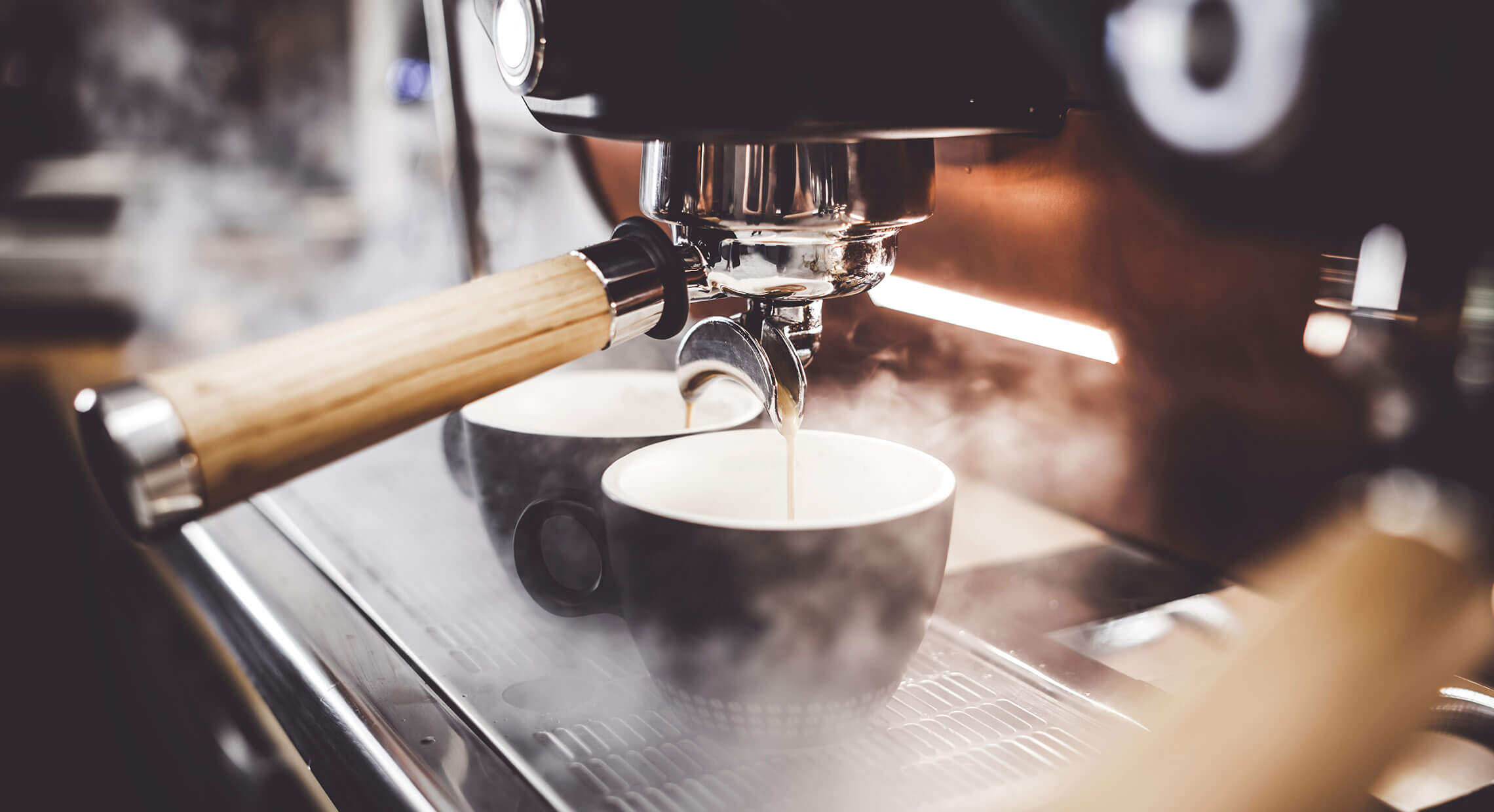 Machine à cappuccino qui coule un café