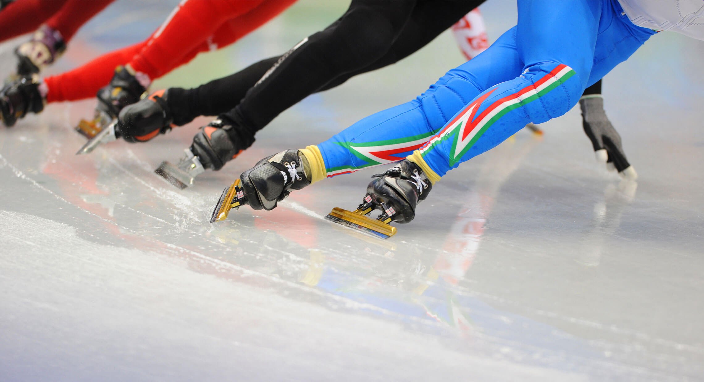 Jambes d'athlètes qui sont entrain de faire du patinage de vitesse