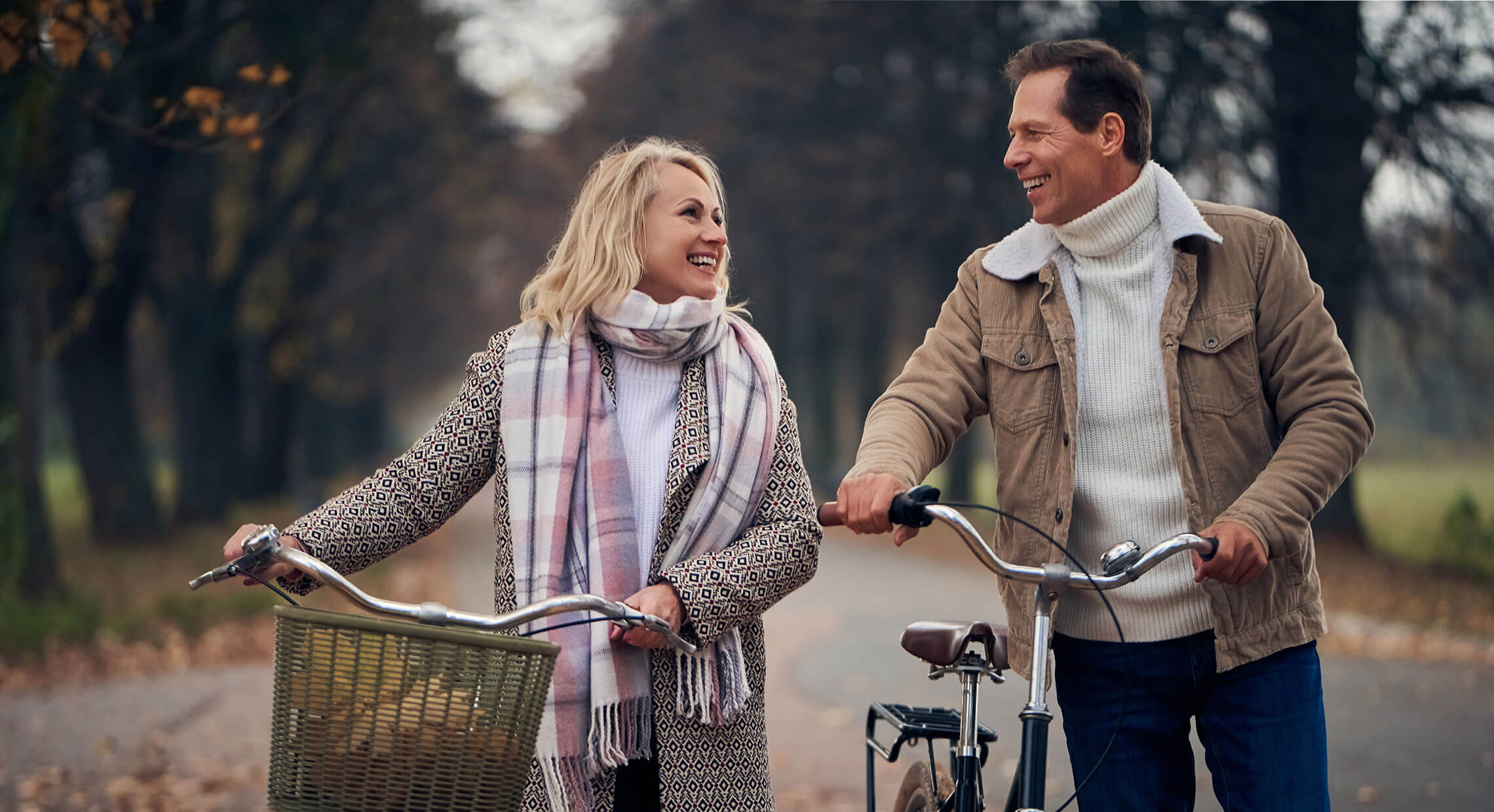 Couple marchant côte à côte avec leurs vélos