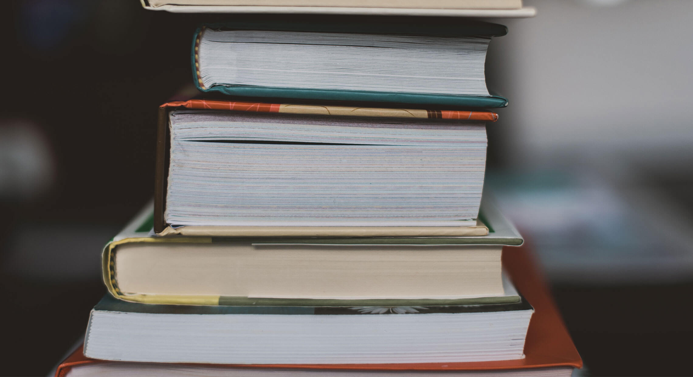 Pile de livres déposée sur un bureau