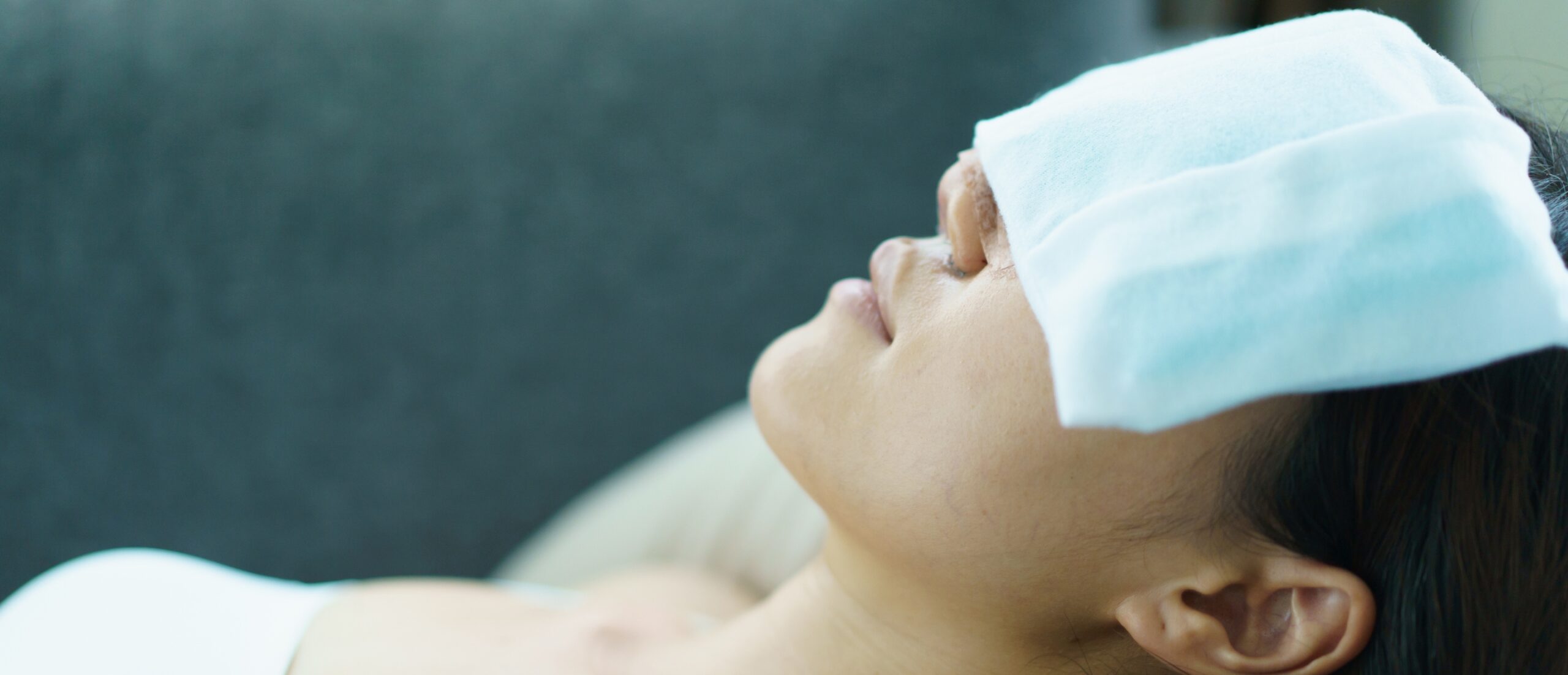 Femme avec compresses humides sur les yeux